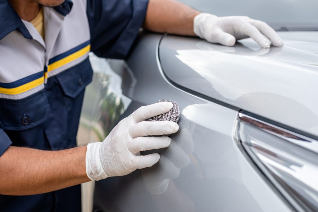 Zadaniem powłoki ceramicznej która zostaje nakładana na lakier samochodu nawet na kilka lat - jest zniwelowanie sytuacji, w których mogłoby dochodzić do zarysowań i innych uszkodzeń lakieru samochodowego