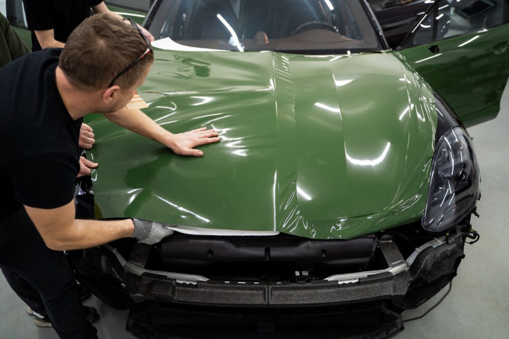 Folia ochronna na samochód to doskonały sposób na zabezpieczenie lakieru przed uszkodzeniami