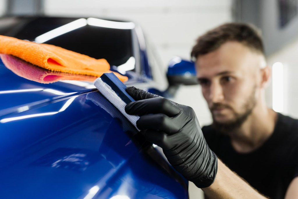 Powłoka ceramiczna Poznań to jedna z najnowszych technologii w dziedzinie ochrony lakieru samochodowego, która pozwala na zabezpieczenie karoserii przed szkodliwymi czynnikami zewnętrznymi