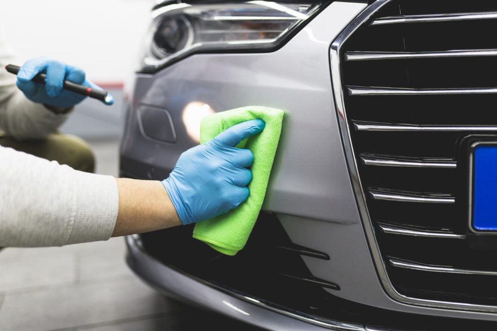 Szczegółowe czyszczenie samochodu to nie tylko zwykłe mycie, ale kompleksowa procedura, która przywraca autu blask i świeżość